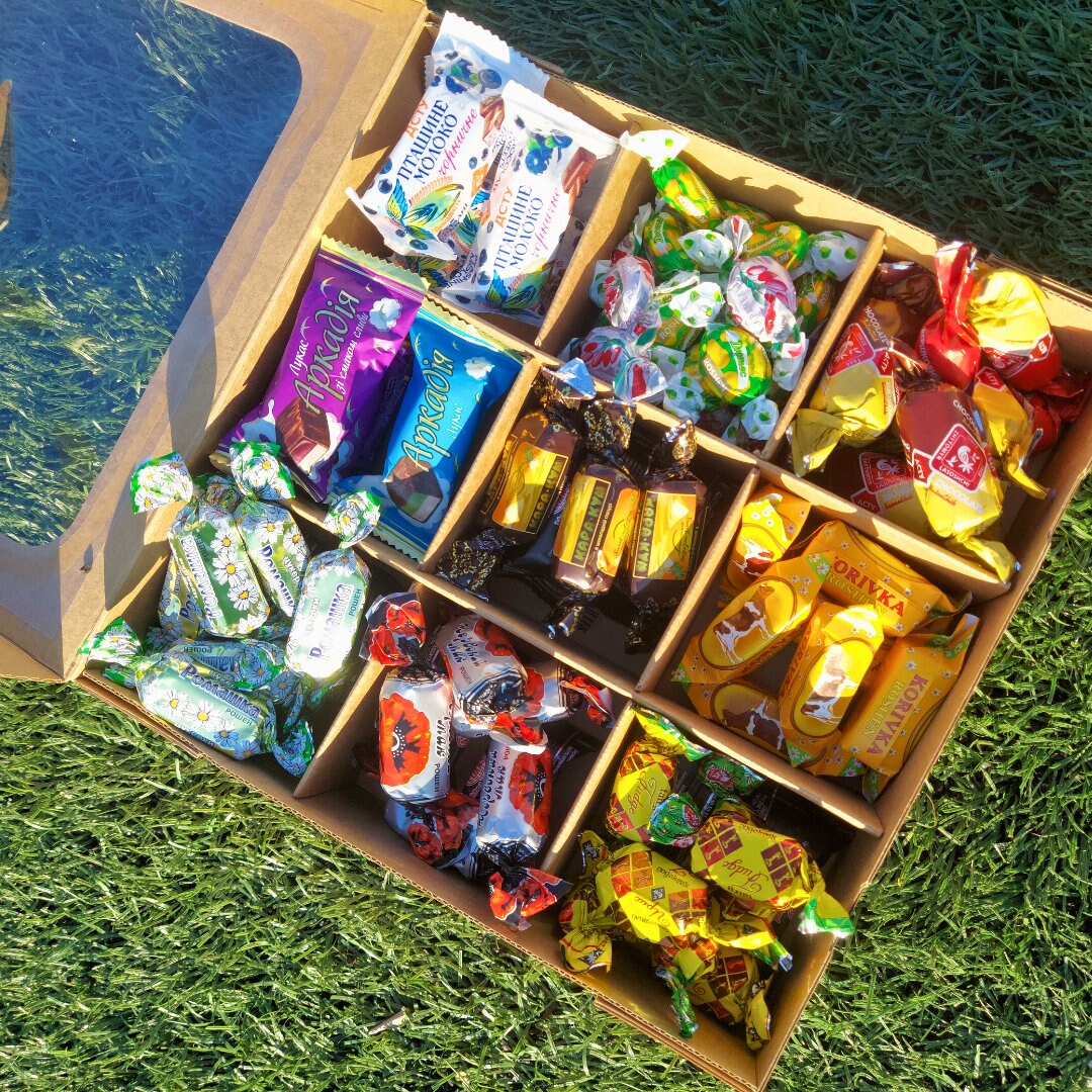 Ukrainian Set in a Gift Box (Українські сувеніри)