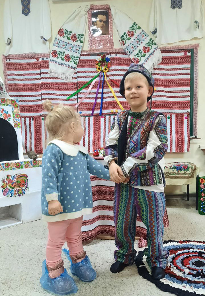 Support the Ukrainian little artist. (Дитяча картина)